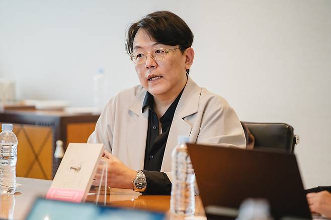 인터뷰하는 대만 작가 궈창성 대만의 소설가 궈창성이 19일 서울 강남구의 한 호텔 회의실에서 작년 출간된 '피아노 조율사'와 관련한 인터뷰를 하고 있다. [민음사 제공. 재판매 및 DB 금지]