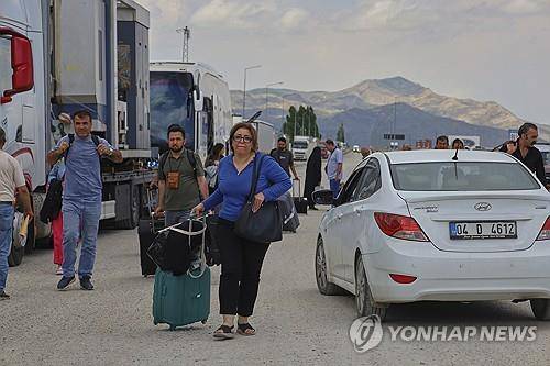 이스라엘 공습 피해 피란길에 나선 이란인들 (귀블락 AP=연합뉴스) 16일(현지시간) 튀르키예 귀르블락 국경에서 이란 시민들이 튀르키예에 도착한 모습. 2025.06.17