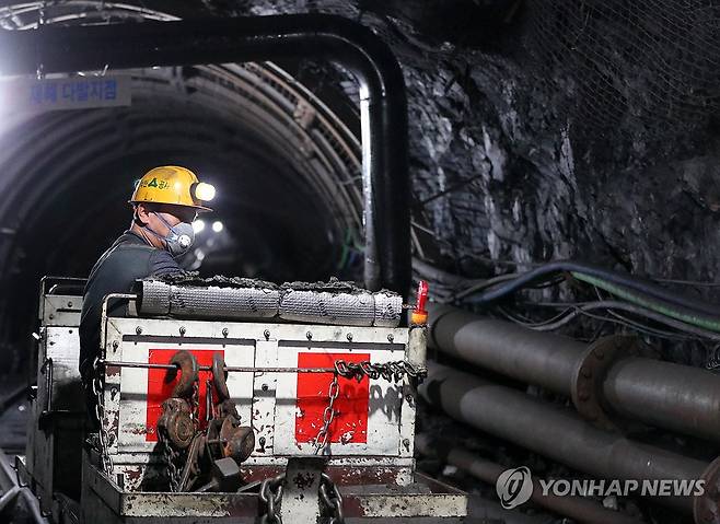 오늘로 석탄 채굴 작업 마치는 태백 장성광업소 (태백=연합뉴스) 양지웅 기자 = 29일 강원 태백시 대한석탄공사 장성광업소에서 직원들이 마지막 채탄 작업을 하고 있다.
    국내 최대 탄광인 장성광업소는 오는 6월 폐광을 앞두고 이날 마지막 채탄 작업을 진행했으며, 내달부터 석 달간은 폐광 절차에 들어갈 계획이다. 2024.3.29 yangdoo@yna.co.kr