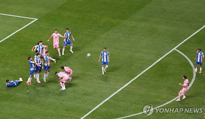 메시의 프리킥 득점 장면. [로이터=연합뉴스]