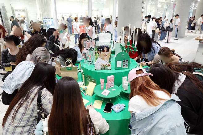 세븐틴 'B-데이 파티'에 마련된 화장품 브랜드 부스 [하이브 제공. 재판매 및 DB 금지]