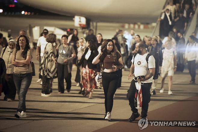 이스라엘에서 자국으로 대피한 불가리아 국민들  [AP=연합뉴스 자료사진. 재판매 및 DB 금지]