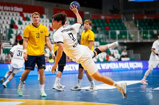 스웨덴전에서 경기하는 한국 21세 이하 남자 핸드볼 대표팀.  [국제핸드볼연맹 제공. 재판매 및 DB 금지]