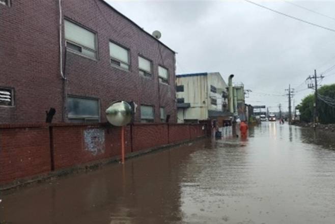 물에 잠긴 인천 서구 오류동 도로 [인천시 제공. 재판매 및 DB 금지]