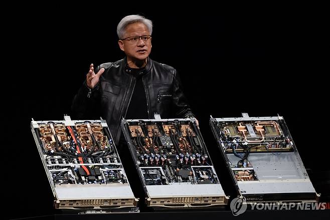 엔비디아 AI 반도체 지난달 19일(현지시간) 대만 타이베이에서 열린 컴퓨텍스 행사에서 젠슨 황 엔비디아 최고경영자(CEO)가 신제품을 소개하고 있다. 2025.06.20
[EPA 연합뉴스 자료사진. 재판매 및 DB 금지]
