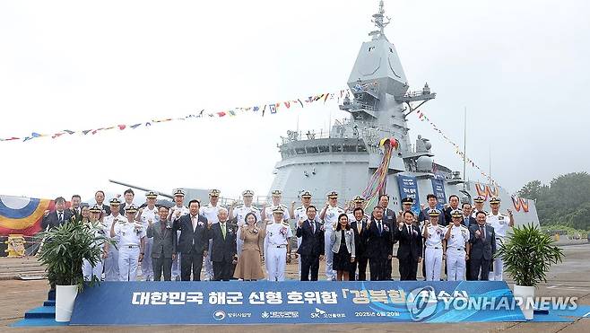해군 신형 호위함 경북함 진수식 (경남 고성=연합뉴스) 김동민 기자 = 양용모 해군 참모총장, 이승철 SK오션플랜트 대표 등이 20일 오전 경남 고성군 동해면 SK오션플랜트에서 열린 '경북함' 진수식에서 함정을 배경으로 기념 촬영하고 있다. 
    해군 신형 호위함인 경북함은 길이 129ｍ 너비 15ｍ, 최대 속력 30노트에 달하는 3천600t급으로 대한민국 해군 미래 전력의 핵심 역할을 담당하게 된다. 2025.6.20 image@yna.co.kr