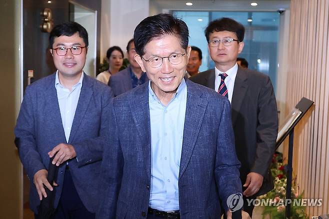 대선 후 캠프 관계자들과의 오찬 참석하는 김문수 전 후보 (서울=연합뉴스) 김주성 기자 = 국민의힘 김문수 전 대선 후보가 20일 대선 후 캠프 관계자들과 오찬을 하기 위해 서울 여의도의 한 중식당으로 들어가고 있다. 2025.6.20 utzza@yna.co.kr