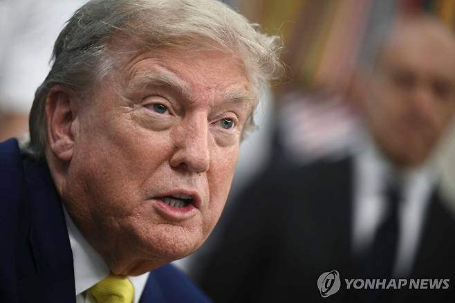 기자들과 대화하는 도널드 트럼프 미국 대통령 [연합뉴스 자료사진. 재판매 및 DB 금지]