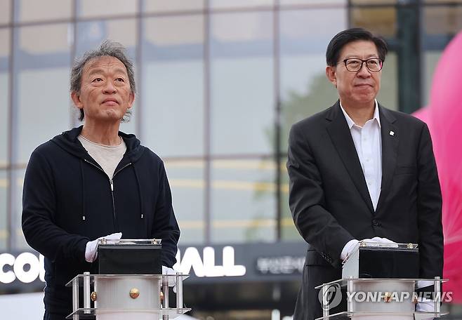 부산콘서트홀 개관 (부산=연합뉴스) 박성제 기자 = 20일 오후 부산 부산진구에서 열린 부산콘서트홀 개관식에 정명훈 예술감독과 박형준 부산시장이 참석해 있다. 부산 최초의 클래식 전용 공연장인 부산콘서트홀은 비수도권 공공 공연장 최초로 파이프오르간이 설치되고 공연에 최적화된 환경이 구현돼 화제를 모았다. 2025.6.20 psj19@yna.co.kr