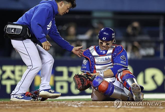 고통스러워하는 강민호 [연합뉴스 자료사진]