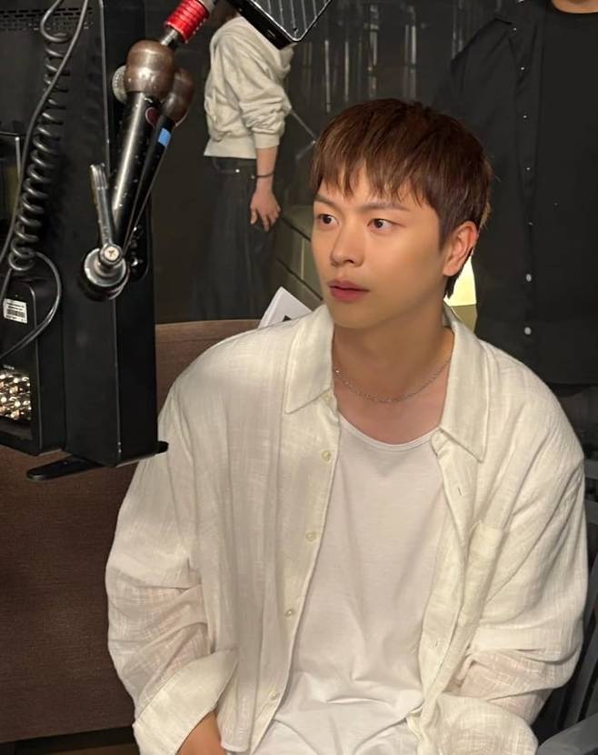 사진 = 육성재 인스타그램