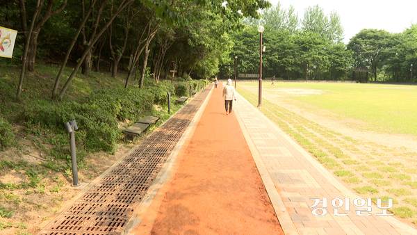 이천시 부발읍 서희테마파크 축제마당 내에 조성된 총 길이 110m의 황톳길에는 야간 운동도 가능하도록 조명까지 설치됐다. 2025.6.19 이천/서인범기자 sib@kyeongin.com