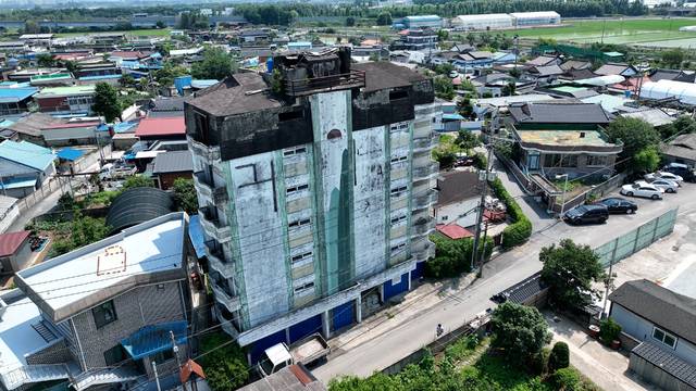 완주군 삼례읍 후상마을에 세워진 8층 규모 폐건물. 30여 년 동안 빈 상태로 방치됐다. 오세림 기자