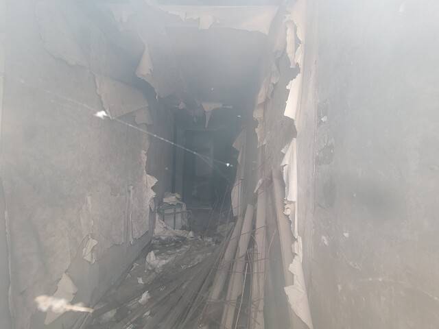 바깥 창문으로 들여다 본 폐건물 내부. 오랜 시간 관리 받지 못해 벽지가 뜯기고 철골이 무너져 있다. 문채연 기자