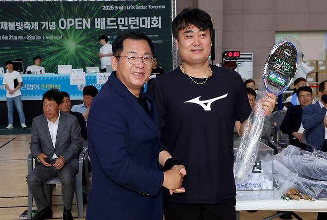 이상휘 국회의원이 고급 배드민턴 라켓 경품을 전달하고 있다.