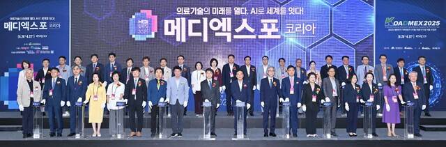 의료산업분야 지역 최대 전시회인 '2025 메디엑스포 코리아'가 22일까지 대구 엑스코에서 열리고 있다. '의료기술의 미래를 열다. AI로 세계를 잇다'를 주제로 한 메디엑스포는 대구시 주최, ㈜엑스코, 대구경북첨단의료산업진흥재단, 대구시치과의사회 등이 주관하며 건강의료산업전과 함께 첨단디지털의료기기전, 치과기자재전 등이 동시에 열리고 있다. 350개사 720여 부스 참여. 대구시 제공.