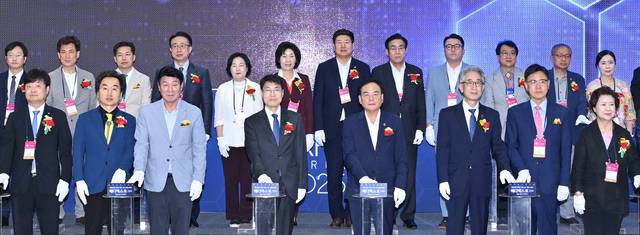 메디엑스포 코리아 2025 개막식에서 민복기 대구시의사회장(왼쪽 2번째) 강대식 국회의원(〃 세번째), 김정기 대구시장권한대행 부시장(〃 네번째), 이만규 대구시의회 의장(〃 다섯번째) 등이 개막 버튼을 누르고 있다. 대구시제공.