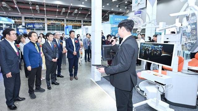 김정기 대구시장권한대행 부시장, 민복기 대구시의사회장 등 내빈들이 라운딩하며 전시된 제품과 기기들을 둘러보고 있다. 대구시제공