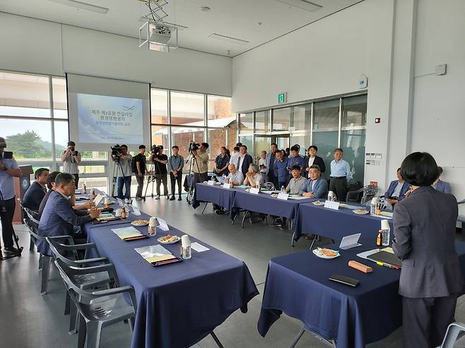 제주특별자치도는 19일 서귀포시 성산국민체육센터에서 제2공항 환경영향평가협의회 회의를 열고, 국토교통부 산하 제주지방항공청이 제출한 환경영향평가 준비서 내용을 검토했다.