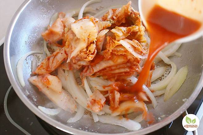 김치볶는 모습