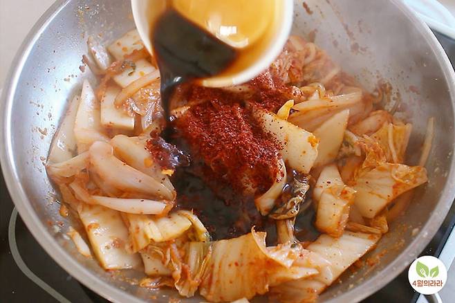 양념을 더하는 모습