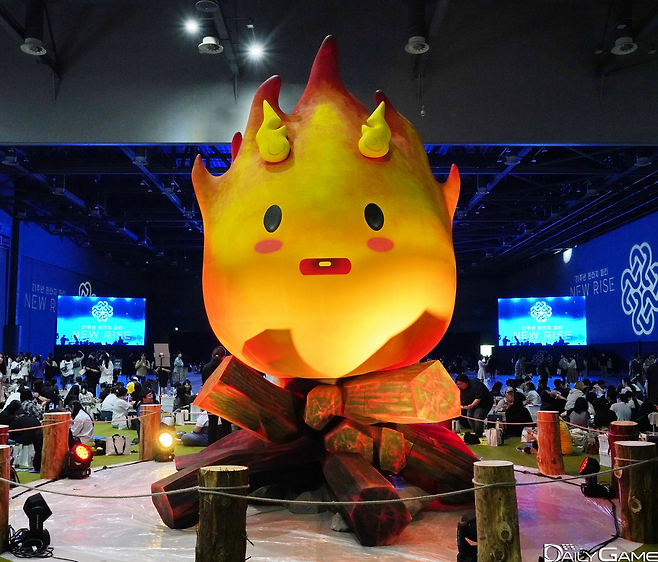 행사장 중앙에는 모닥불 정령과 함께하는 휴식 공간이 위치했다.