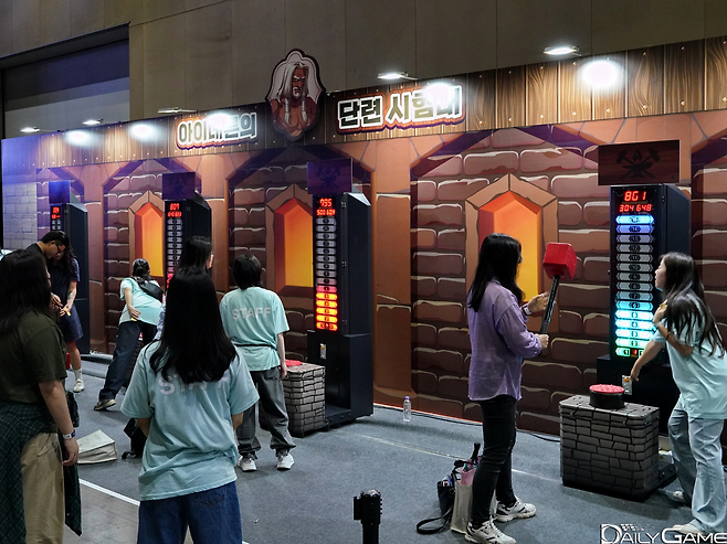 다양한 NPC를 주제로 한 미니 게임으로 선물을 받을 수 있었다.