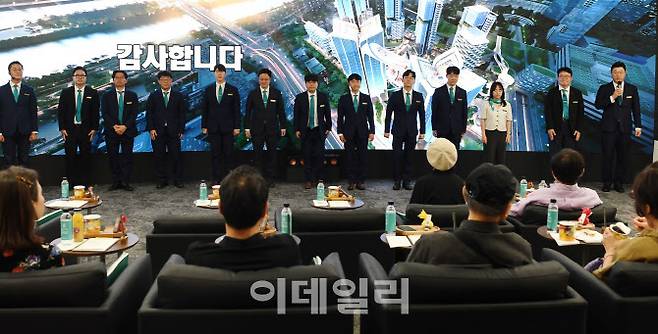 포스코이앤씨 직원들이 자사 용산정비창 전면1구역 홍보관에서 인사하는 모습 (사진=포스코이앤씨)