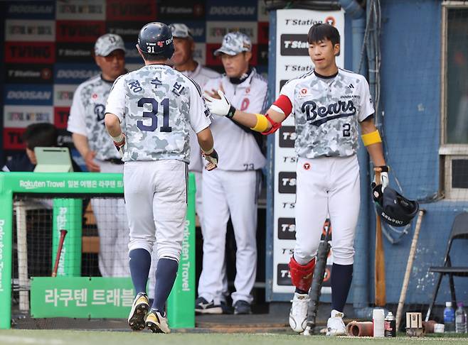 5일 서울 잠실야구장에서 열린 프로야구 KIA 타이거즈와 두산 베어스의 경기.1회말 1사 3루 두산 양의지의 타격 때 홈인한 3루 주자&nbsp;정수빈이 김민석과 하이파이브하고 있다. 2025.6.5