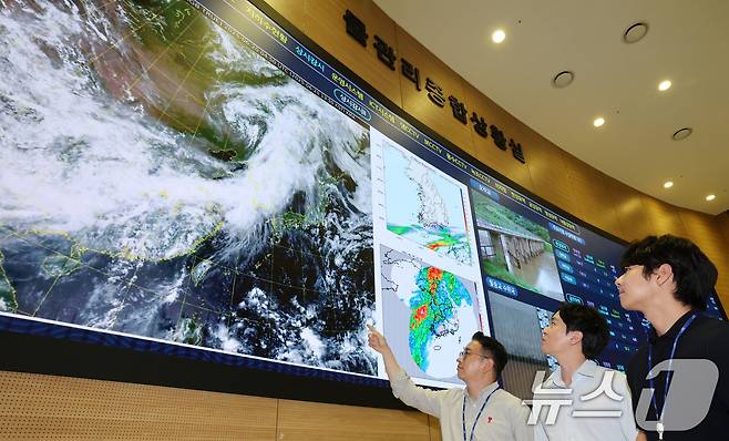 (대전충남=뉴스1) 최형욱 기자 = 21일 호우주의보가 내려진 대전·충남엔 오후까지 천둥·번개를 동반한 강한 비가 내릴 것으로 예보됐다. 대전 대덕구 한국수자원공사 물관리종합상황실에서 직원들이 호우대비 모니터링을 하고 있다. 2025.6.20/뉴스1 ⓒ News1 김기태 기자