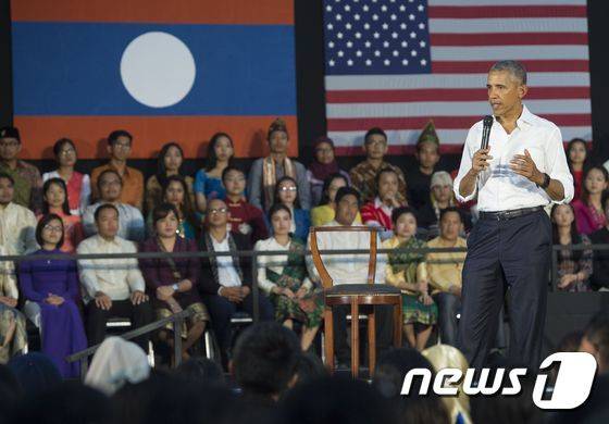 미국 현직 대통령으로는 처음 라오스를 방문한 버락 오바마 미국 대통령이 7일(현지시간) 루앙프라방에 있는 국립 수파누봉대학교 오디토리움에서 '동남아 청년지도자 이니셔티브(YSEALI)' 소속 청년 지도자 800명을 상대로 연설하고 있다. 2016.09.07 ⓒ AFP=뉴스1 ⓒ News1 최종일 기자