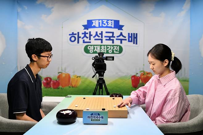 정준우 9단(왼쪽)이 김은지 9단과의 하찬석국수배 영재최강전 결승 3번기 2국에서 승리했다.(한국기원 제공