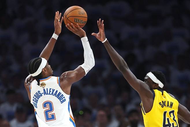 OKC 셰이 길저스-알렉산더가 17일(한국시간) 미국 오클라호마주 오클라호마시티 페이컴 센터에서 열린 2025 NBA 파이널 5차전에서 슛을 시도하고 있다. 사진 | AFP 연합뉴스