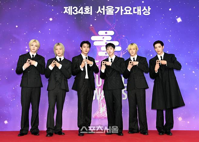 피원하모니(P1Harmony)가 21일 오후 인천 중구 인스파이어 아레나에서 열린 제34회 ‘서울가요대상’ 레드카펫에서 취재진을 향해 포즈를 취하고 있다. 인천 | 박진업 기자 upandup@sportsseoul.com