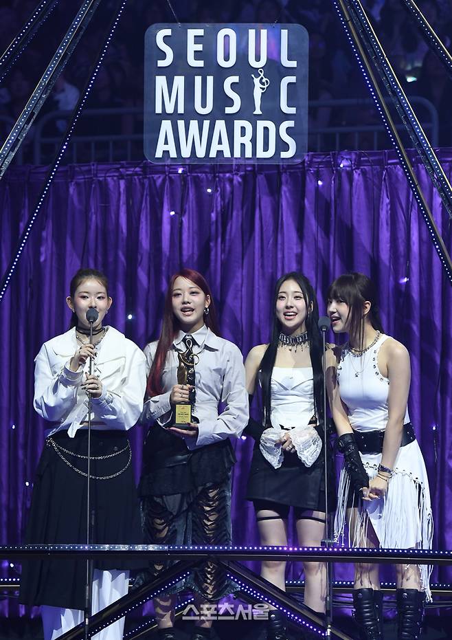 비비업(VVUP)이 21일 오후 인천 중구 인스파이어 아레나에서 열린 제34회 ‘서울가요대상’에서 라이징 스타상을 수상한 뒤 소감을 밝히고 있다. 인천 | 박진업 기자 upandup@sportsseoul.com