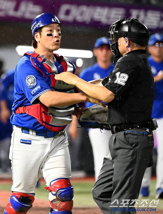 20일 부산 사직야구장에서 열린 삼성과 롯데의 경기, 8회말 1사 삼성 포수 강민호가 롯데 김민성이 삼진으로 물러난 후 차정구 1루심에게 격렬한 모습으로 항의를 하고 있다. 부산=허상욱 기자