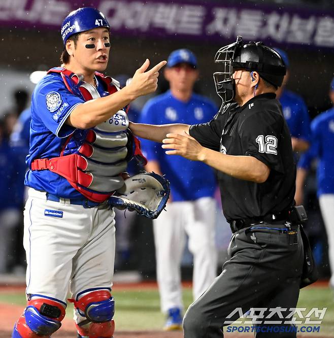 흥분한 강민호가 차정구 1루심에 다가서자 말리는 이영재 심판