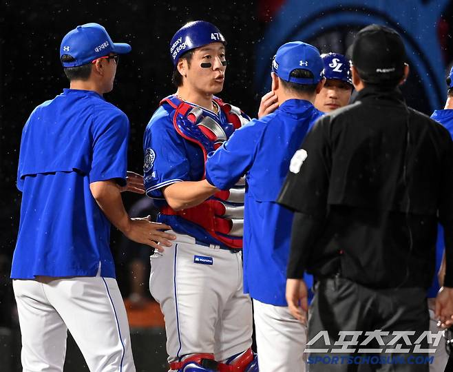 강민호의 이야기를 듣는 박진만 감독