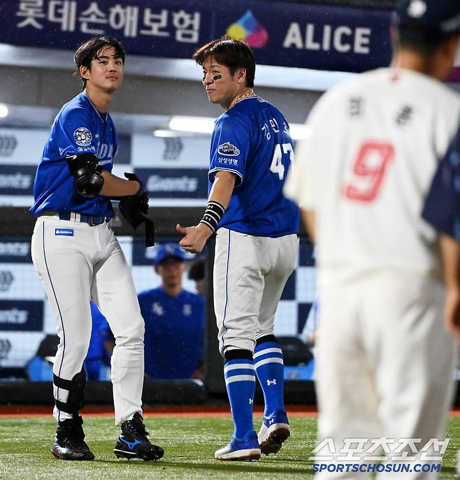 경기 종료 후 그라운드를 빠져나가는 강민호와 구자욱의 모습.