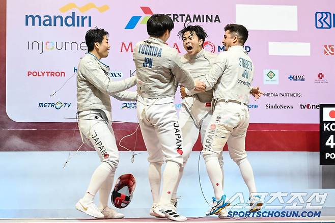한국을 꺾고 우승 후 기뻐하고 있는 일본 남자 사브르 대표팀. 사진출처=FIE
