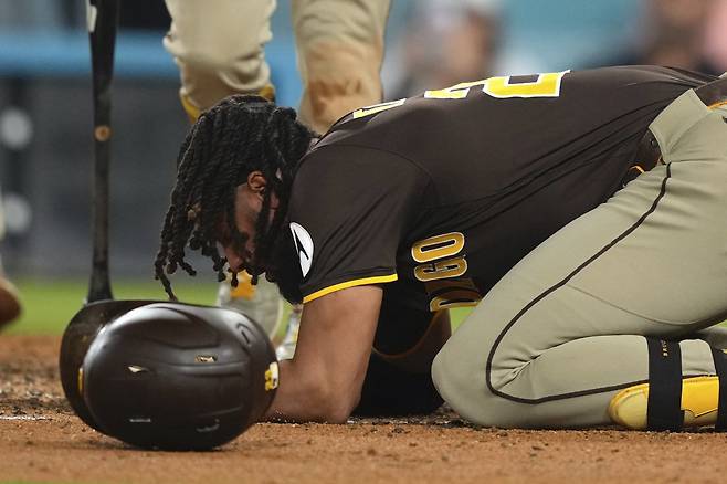 San Diego Padres' Fernando Tatis Jr. kneels on the ground after being hit by a pitch during the ninth inning of a baseball game against the Los Angeles Dodgers, Thursday, June 19, 2025, in Los Angeles. (AP Photo/Mark J. Terrill)







<저작권자(c) 연합뉴스, 무단 전재-재배포, AI 학습 및 활용 금지>