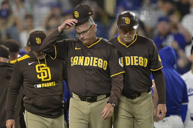 Jun 19, 2025; San Diego Padres manager Mike Shildt (8) and third base coach Tim Leiper (33) walk back to the dugout after after benches cleared in the eighth inning against the Los Angeles Dodgers at Dodger Stadium. Mandatory Credit: Jayne Kamin-Oncea-Imagn Images







<저작권자(c) 연합뉴스, 무단 전재-재배포, AI 학습 및 활용 금지>