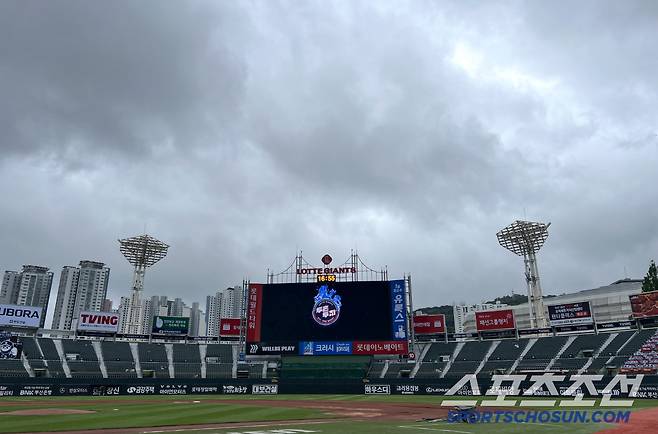 20일 삼성과 롯데의 경기를 앞둔 부산 사직구장에 먹구름이 가득하다. 부산=허상욱 기자wook@sportschosun.com/2025.06.20/