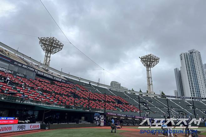 20일 삼성과 롯데의 경기를 앞둔 부산 사직구장에 먹구름이 가득하다. 부산=허상욱 기자wook@sportschosun.com/2025.06.20/