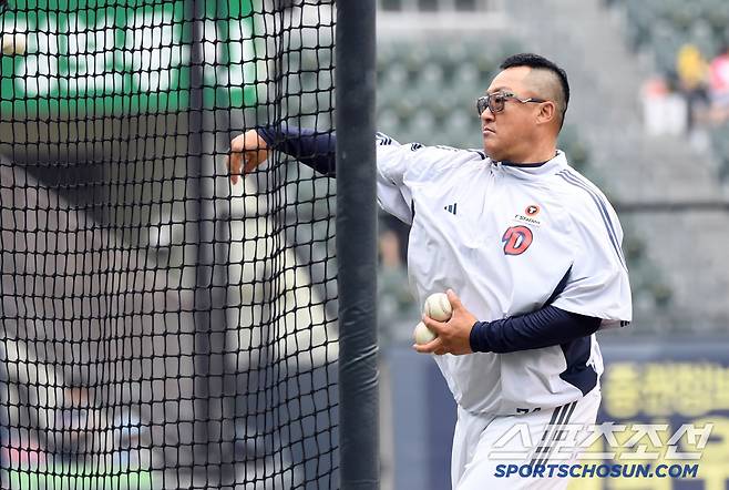 끝까지 배팅볼 투수를 자처한 조인성 코치.