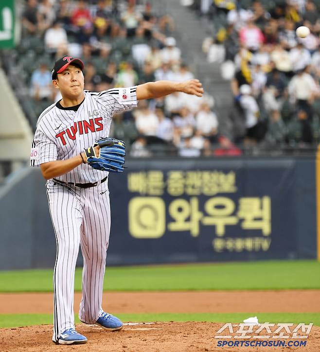 21일 잠실구장에서 열린 LG 트윈스와 두산 베어스의 경기. LG 손주영이 1루 주자 두산 조수행을 견제하고 있다. 잠실=박재만 기자 pjm@sportschosun.com/2025.06.21/