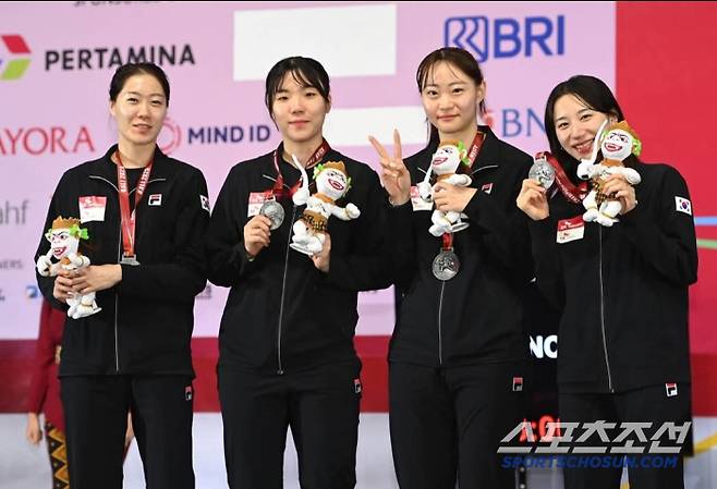 아시아펜싱 선수권 단체전 은메달 여자 사브르 대표팀(왼쪽부터 서지연, 전하영, 최세빈, 김정미) 

사진출처=FIE