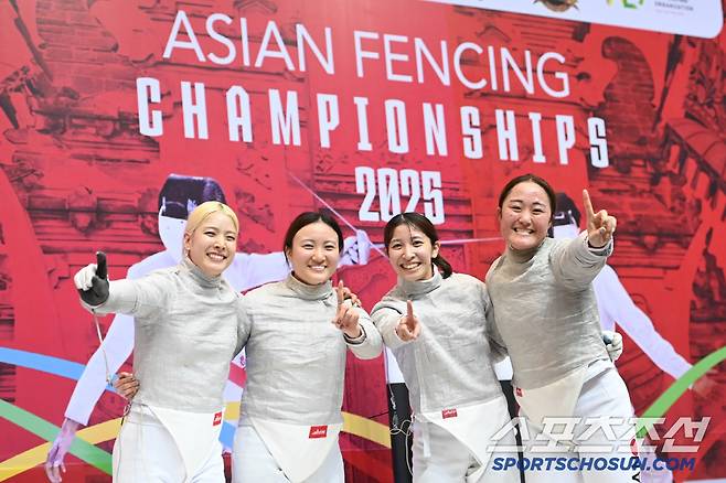 일본 여자사브르 단체 우승. 사진제공= FIE