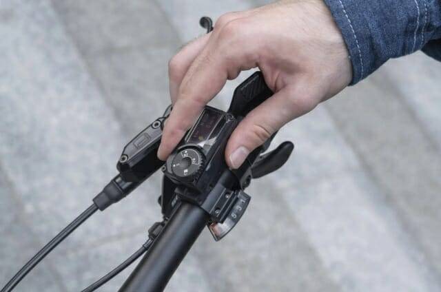 이 제품은 전동모터, 물병 모양의 배터리, 핸들 바에 장착하는 컨트롤러 3개로 구성되어 있다. (사진=카밍고)