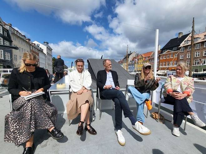 북유럽 최대 디자인 축제 3daysofdesign가 열린 19일(현지시간) 덴마크 코펜하겐에 모인 디자이너들이 지속가능한 디자인에 대해 얘기하고 있다. 이현주 기자